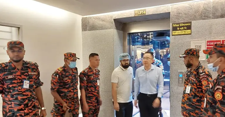 ফায়ার ফাইটারদের চিকিৎসা দিতে হাসপাতালে ডা. চং এসআই জ্যাক